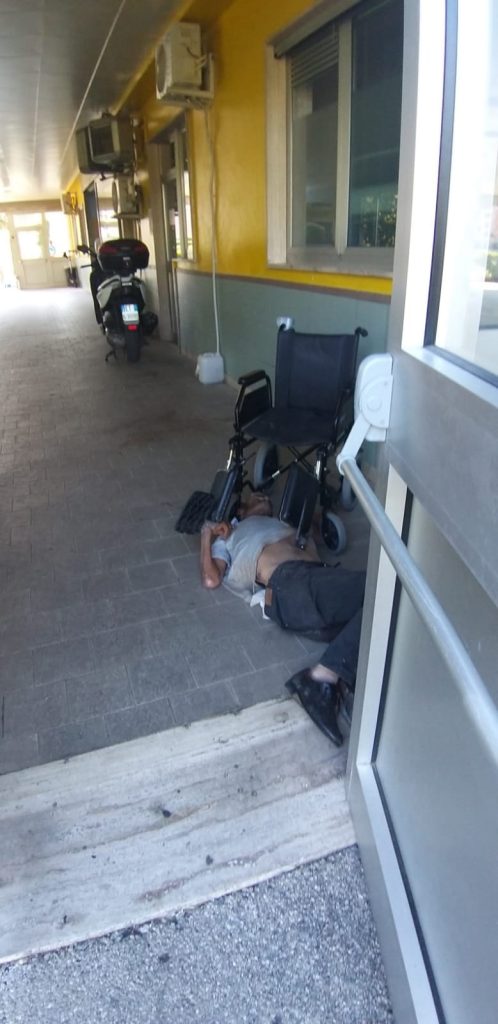 Battipaglia, cade sul pavimento in ospedale: paziente muore