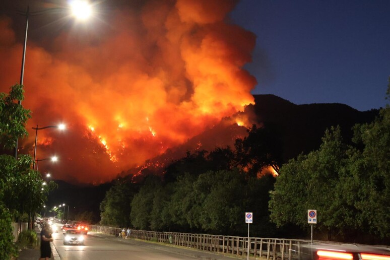 Incendio sul Vesuvio: otto mezzi aerei e oltre cento operatori in azione