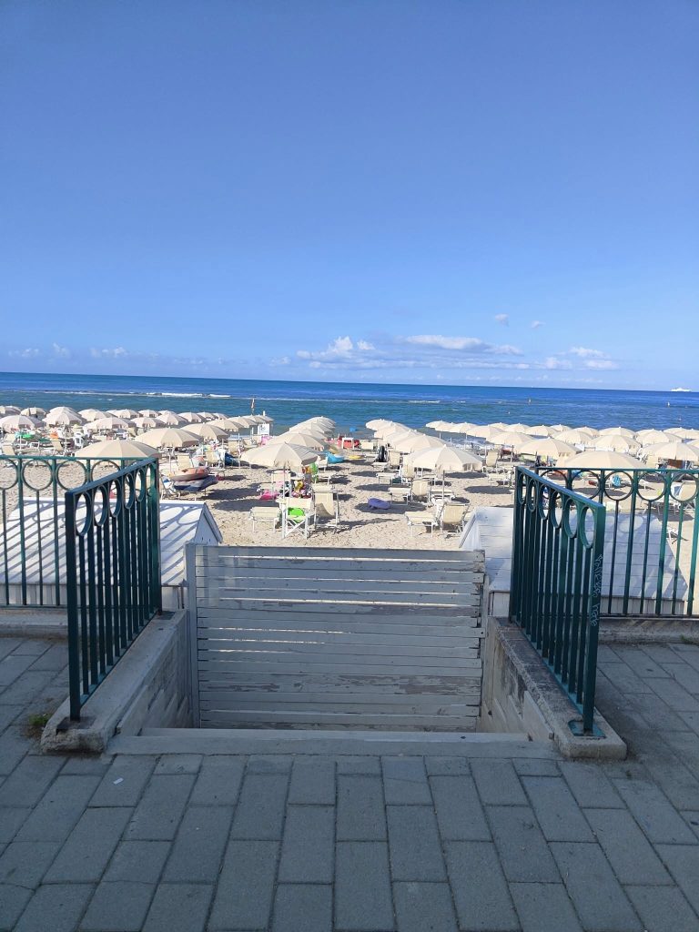 Spiagge “sbarrate”: esposto in Procura per il mare negato a Salerno