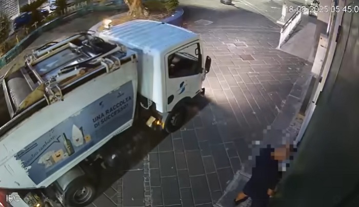 Operatore di Salerno Pulita urina in strada, rischia licenziamento