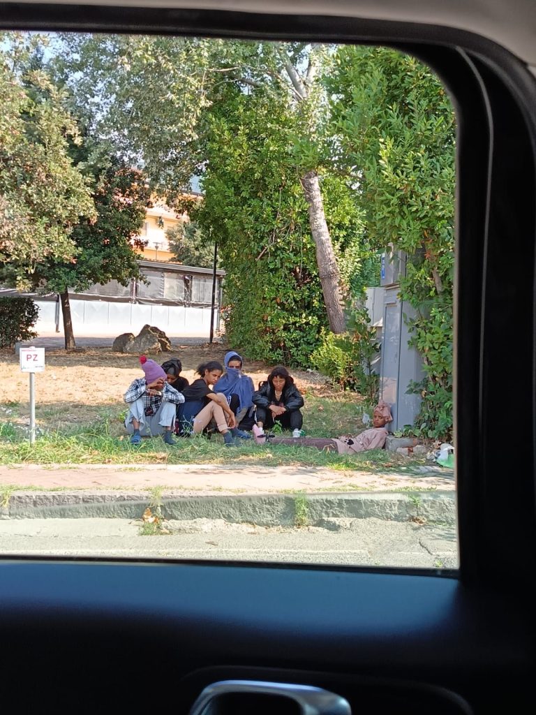 Eboli, migranti in fuga in massa dal centro: emergenza rientrata