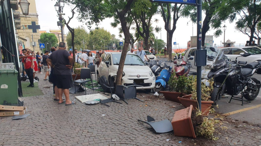 Salerno, auto travolge scooter e tavolini dei bar in via Roma