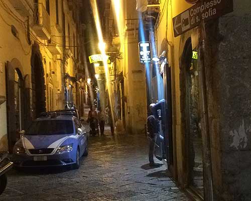 Salerno, molesta i turisti in centro: viene fermato e poi aggredisce i poliziotti