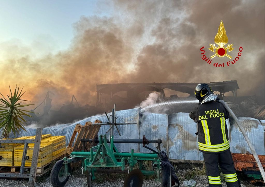 Pontecagnano, incendio nella notte: distrutto capannone agricolo