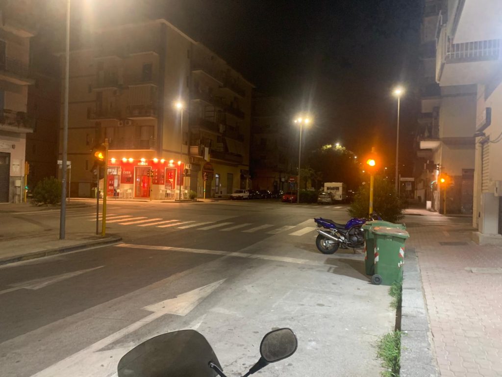 Salerno, semaforo flop a via dei Mille: tornano “giallo” e incidenti