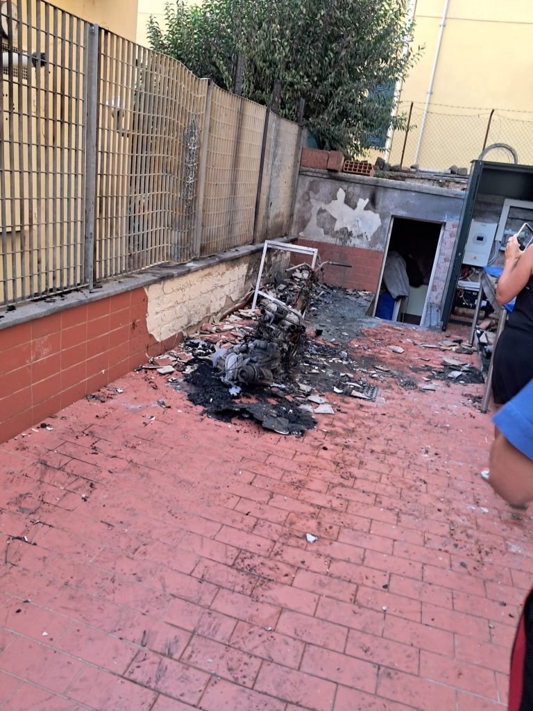 Cava de’Tirreni, a fuoco la moto del direttore dell’Asl