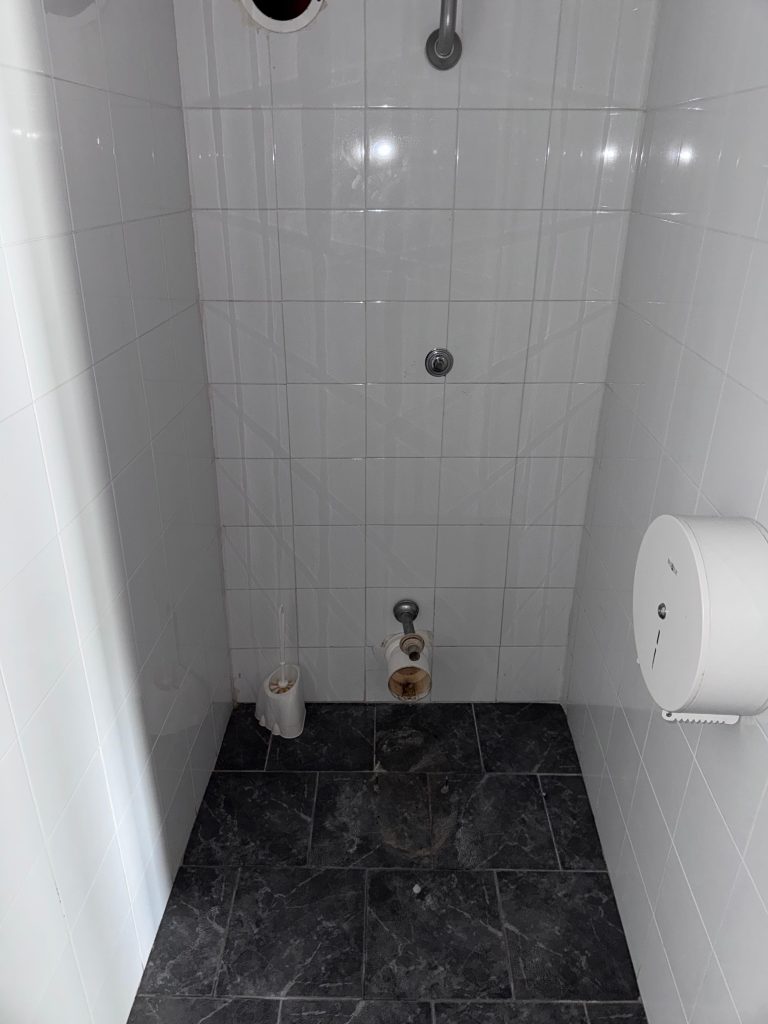 Eboli, raid al Palasele: rubati estintori e wc