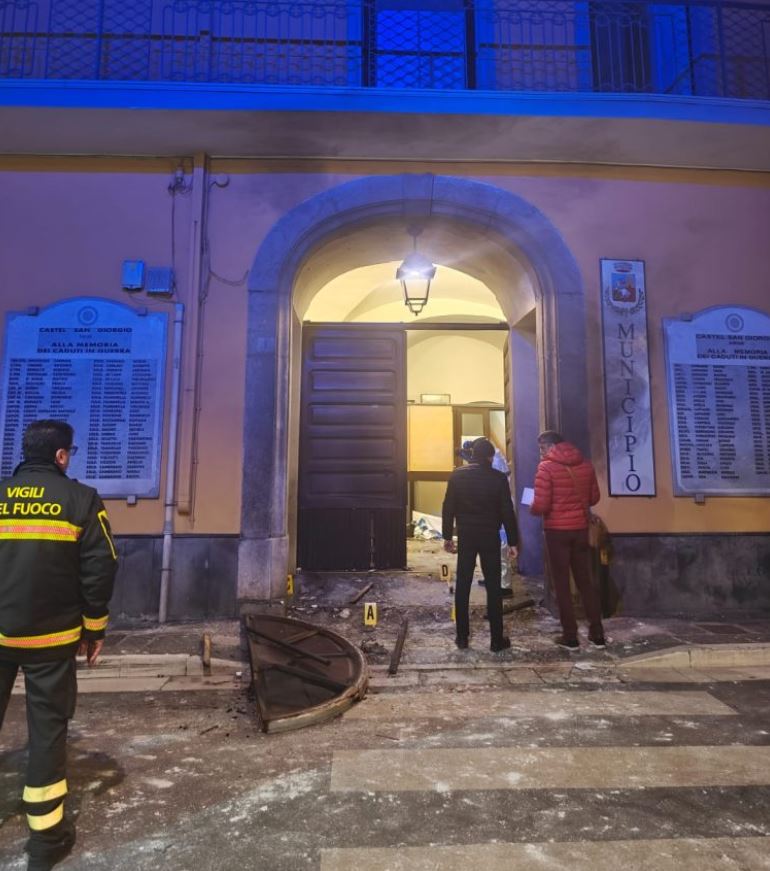 Castel San Giorgio, attentato al Comune e guerra tra clan: vettura al setaccio