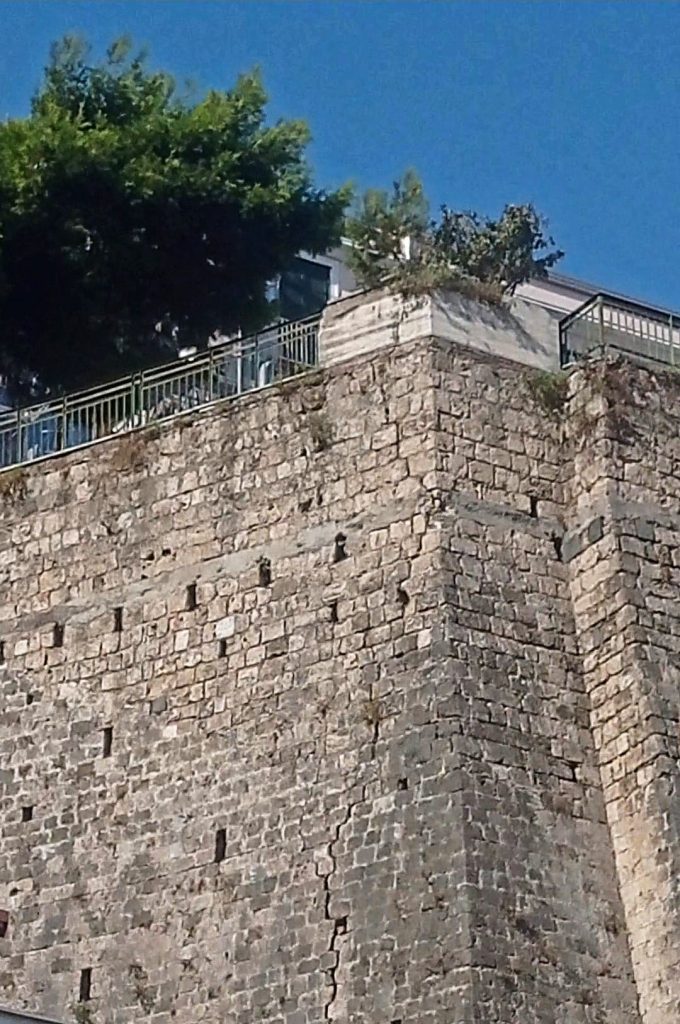 Salerno, il belvedere storico nel degrado: ora c’è l’incubo fessure