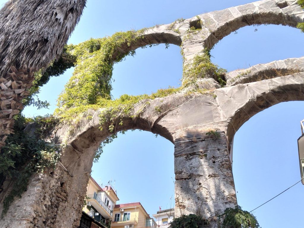 Salerno, gli Archi del Diavolo simbolo di degrado