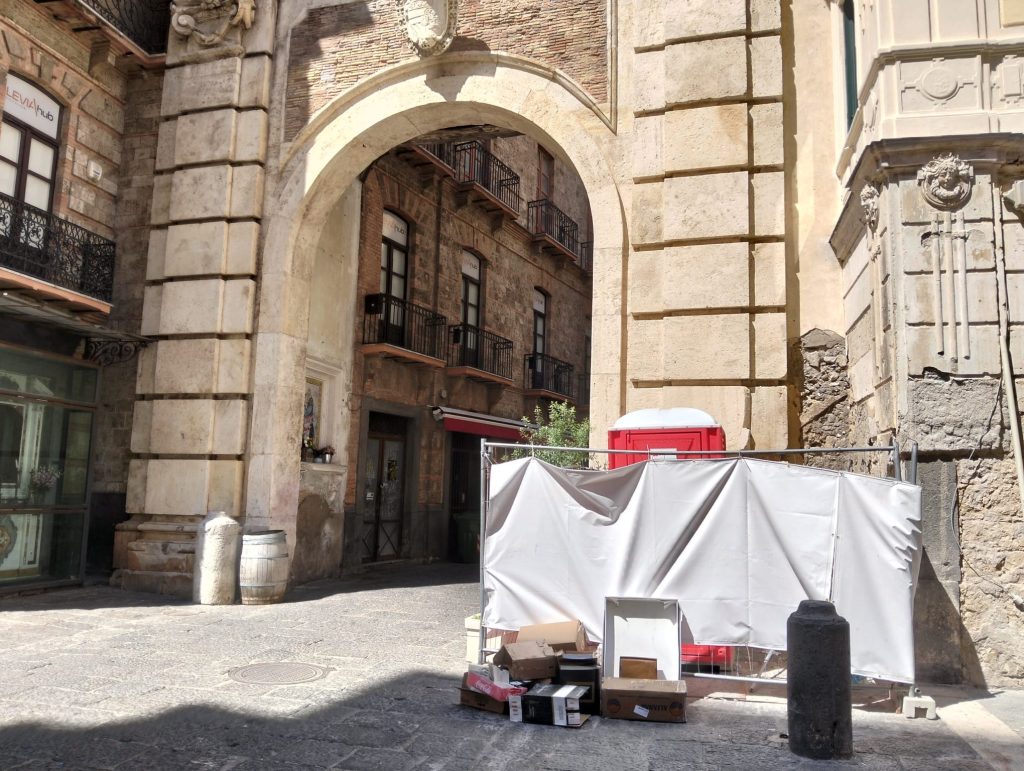 Salerno, bagno alla Rotonda: un telo per coprirlo
