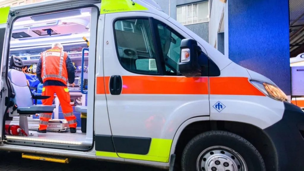 Capaccio, in ambulanza per due ore all’ingresso dell’ospedale