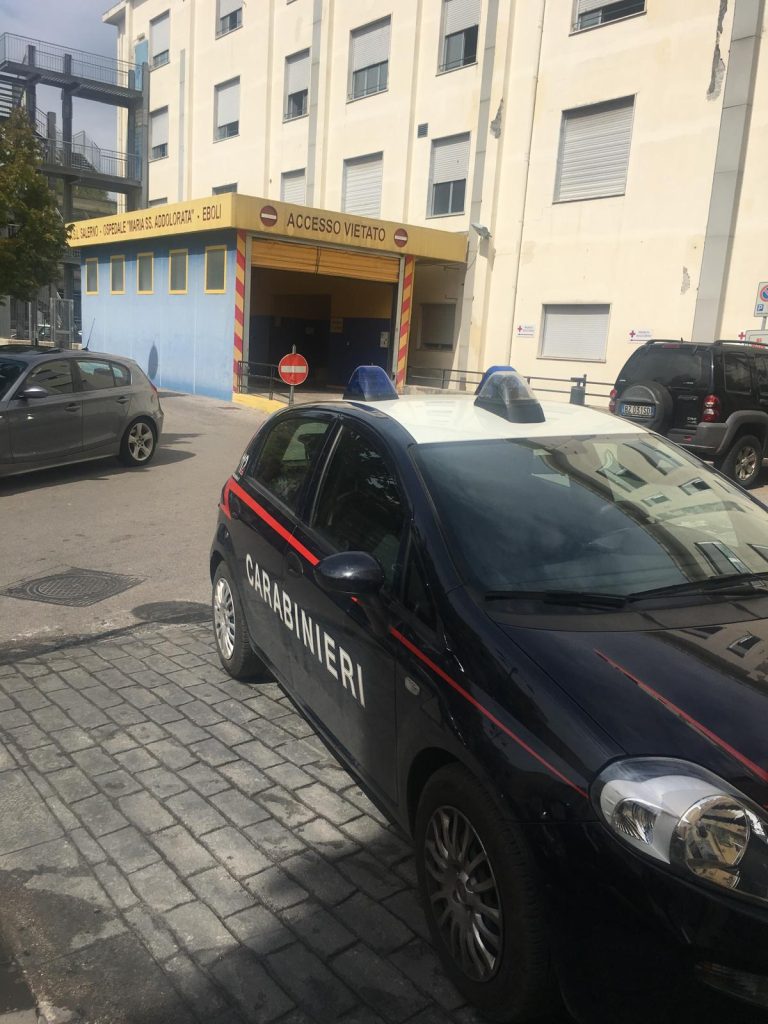 Eboli, chiede aiuto al “118” e poi li aggredisce