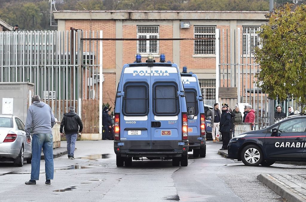 Salerno, sos carcere: carico di Ferragosto da cielo, ma il drone s’impiglia e salta tutto