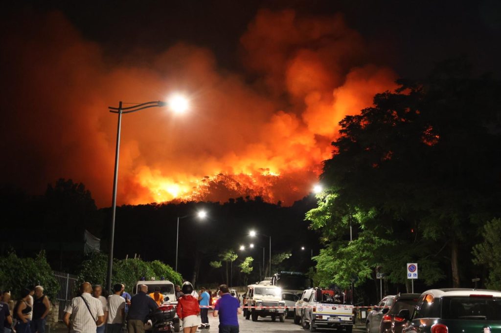 Incendio al Parco Nazionale del Vesuvio: 80 vigili del fuoco al lavoro da oltre 48 ore