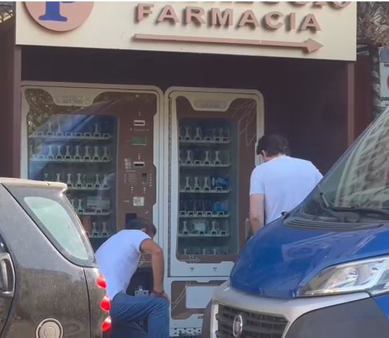“Spaccata” in farmacia a Salerno, la banda in fuga
