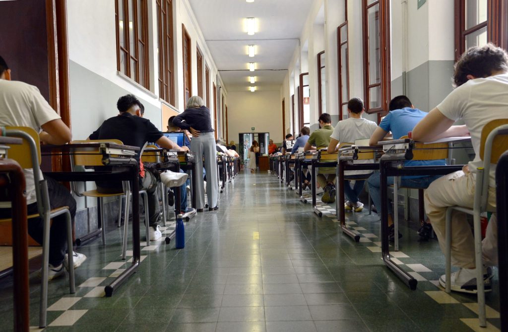 Scandalo diplomifici, stop per quattro scuole a Salerno e provincia