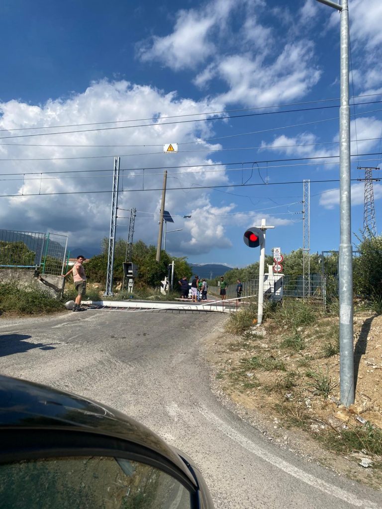 Eboli, trattorista distrugge le sbarre del passaggio a livello