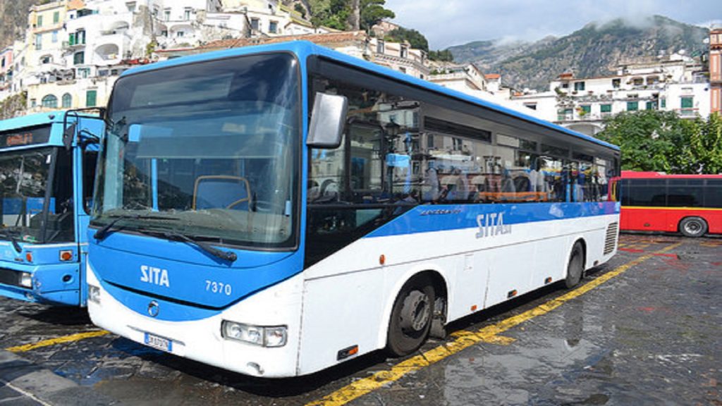 Pontecagnano Faiano, extracomunitario minaccia una donna e aggredisce l’autista del bus