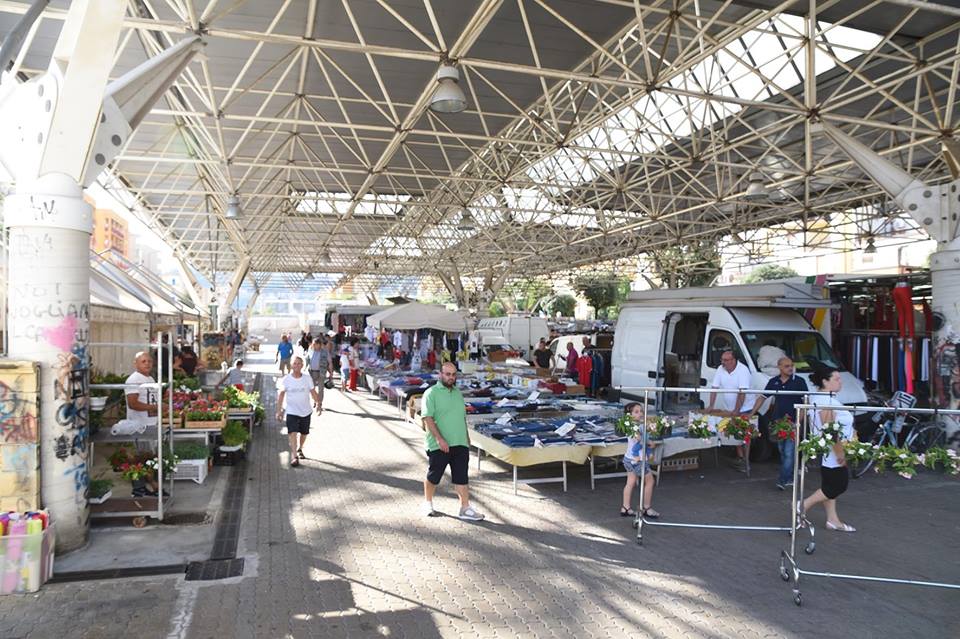Mercati a Salerno in crisi: le bancarelle spariscono