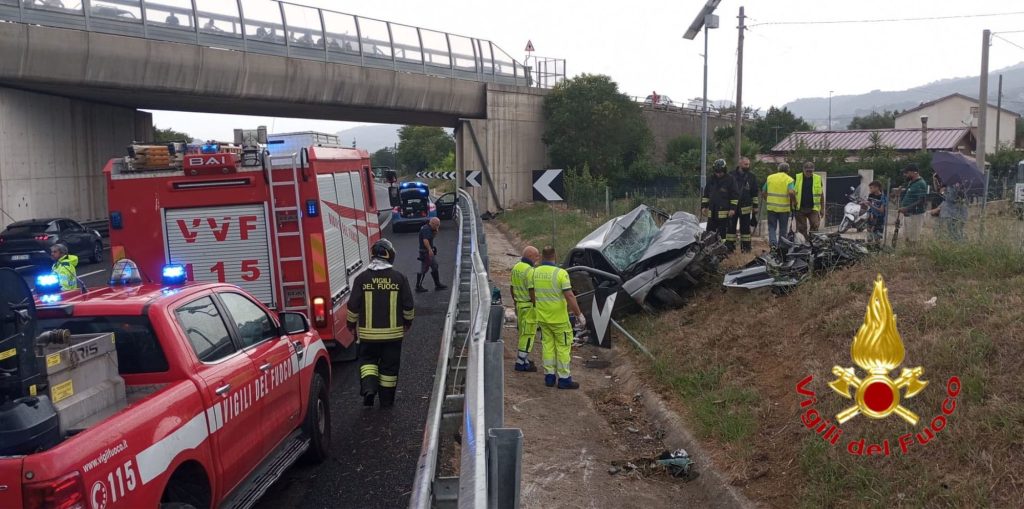 Campagna, incidente sull’A2: auto finisce fuori strada