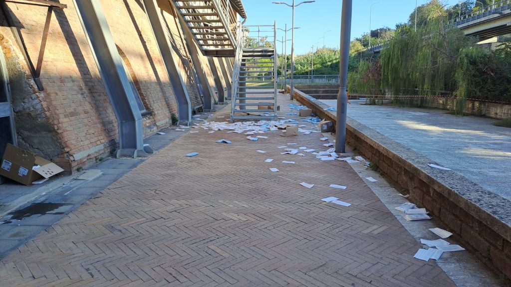 Il “cimitero delle mascherine” a Salerno, pressing sul Comune