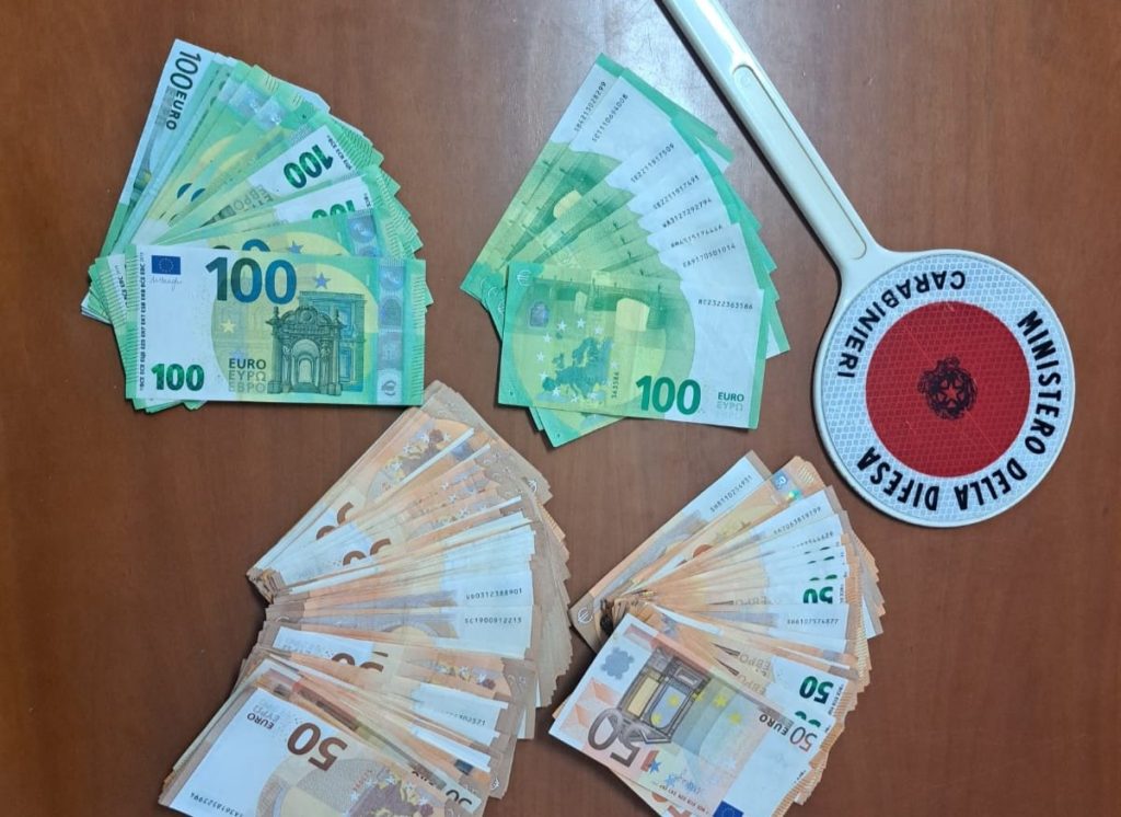 Camerota, truffano una donna per 14mila euro: arrestati