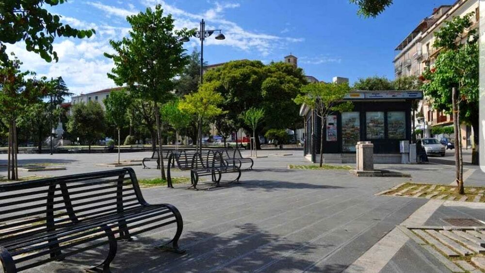 Eboli, niente bici e pallone in piazza: è polemica