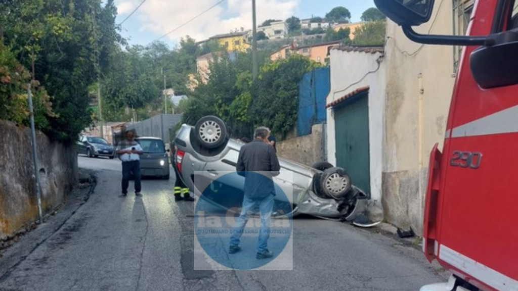 Cava de’ Tirreni, accusa un malore e si ribalta con l’auto