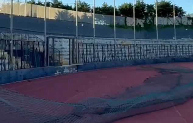 Cavese, divelte le reti in Curva Sud: la partita si gioca