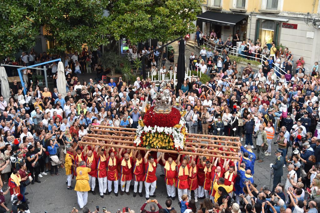 Salerno e processione di San Matteo: vincono i portatori