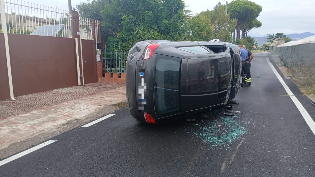 Pontecagnano Faiano, auto si ribalta: ferito 35enne