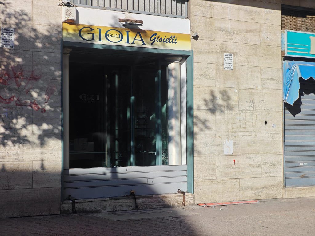 Salerno, ladri scatenati: colpi grossi in concessionaria e gioielleria