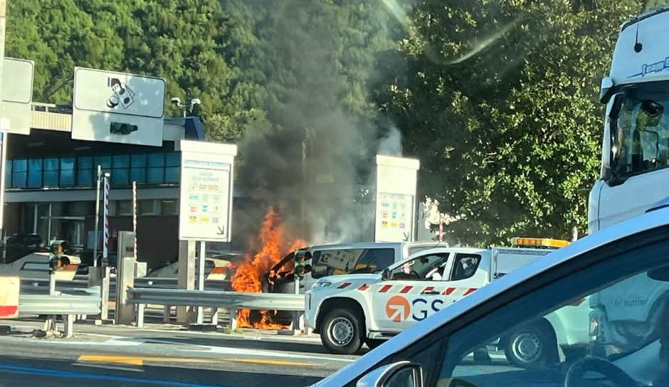 Castel San Giorgio, paura sull’A30: Fiat Scudo prende fuoco