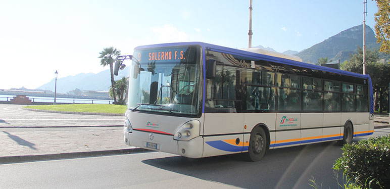 Salerno, foto sul bus alla liceale: c’è la denuncia