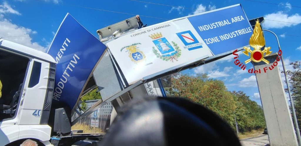 Campagna, camion sradica segnaletica di grosse dimensioni sulla Provinciale 38
