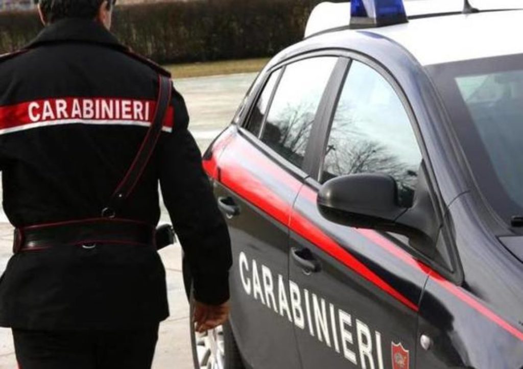 Taglio al collo per il telefono: rapina e giallo a Salerno