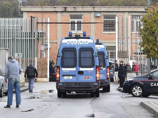 Sos carcere di Salerno, arrestati i “fattorini” con il drone