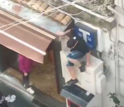 Salerno, tenta la fuga fra i palazzi dopo il colpo in una casa