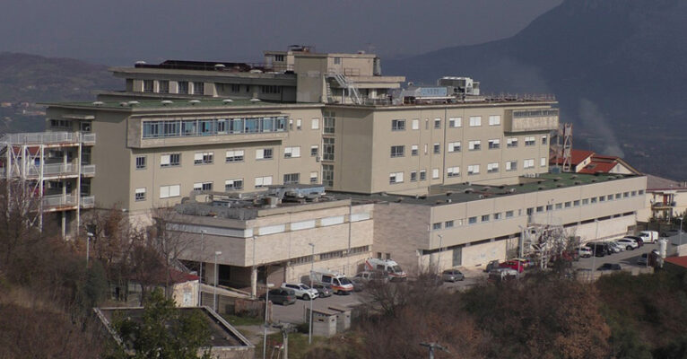 Roccadaspide, padre di un paziente manda in frantumi i vetri del Pronto Soccorso