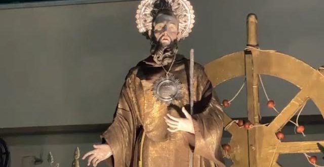 Vietri sul Mare, processione di S. Francesco: i portatori bloccano le statue