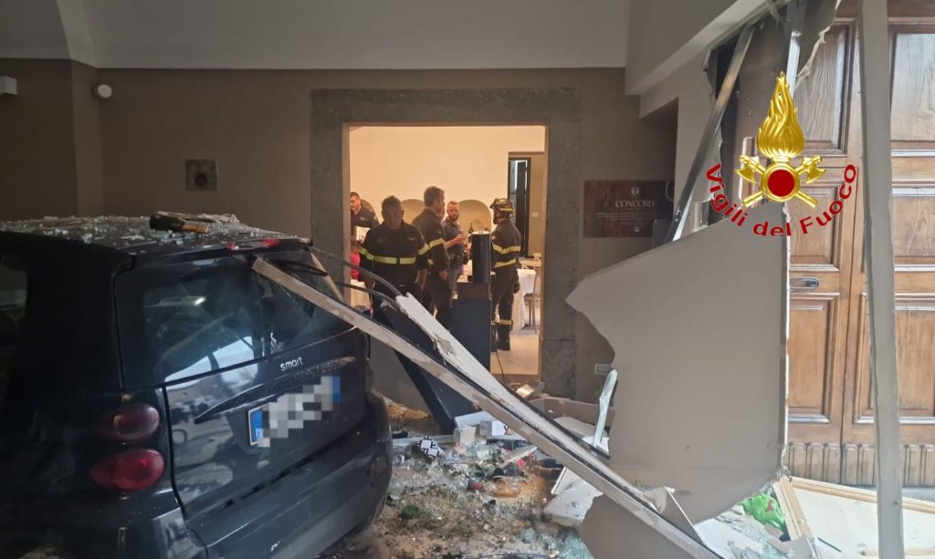 Auto sfonda il ristorante “Compagnia del Concord” a Fuorni: attimi di terrore a Salerno