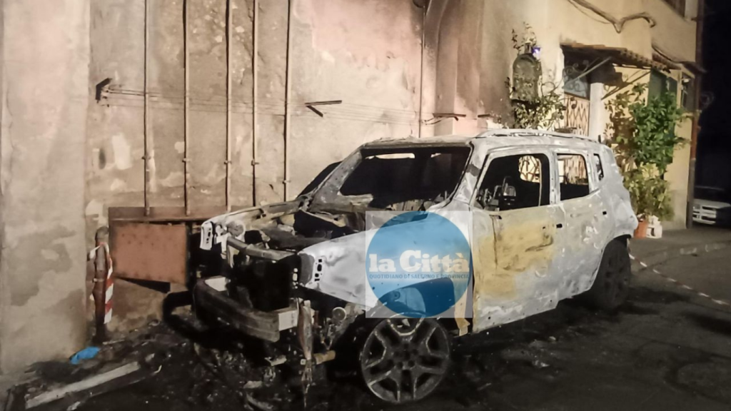 Cava de’ Tirreni, auto prende fuoco in mezzo alla strada