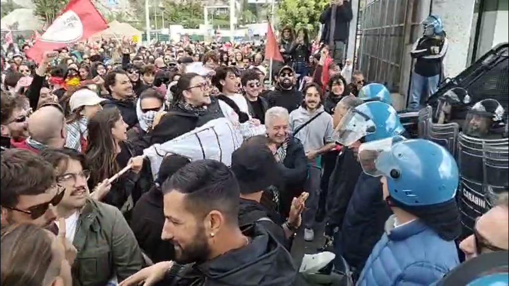 Salerno, il corteo ProPal finisce nel caos: scontri al porto, 15 feriti