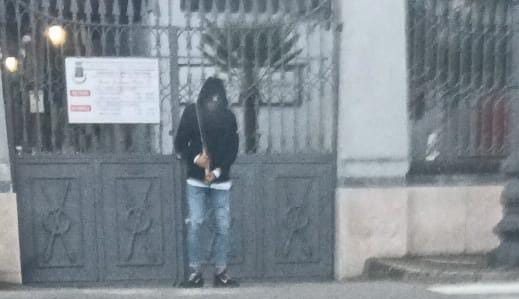 Paura a Castel San Giorgio: giovane armato di katana ferisce un carabiniere