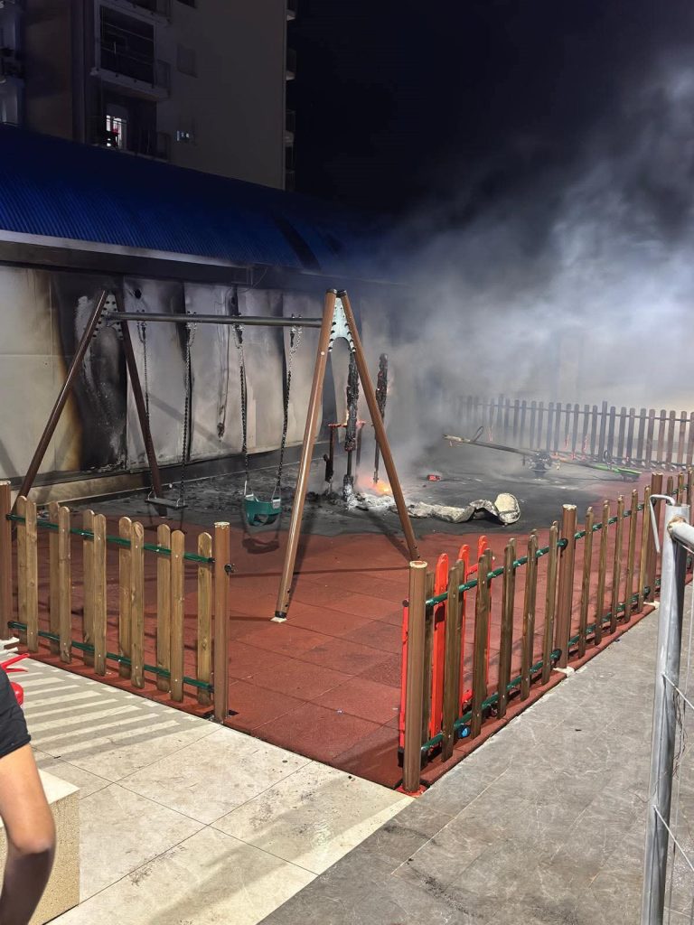 Pontecagnano, incendiato nella notte il parco giochi appena inaugurato