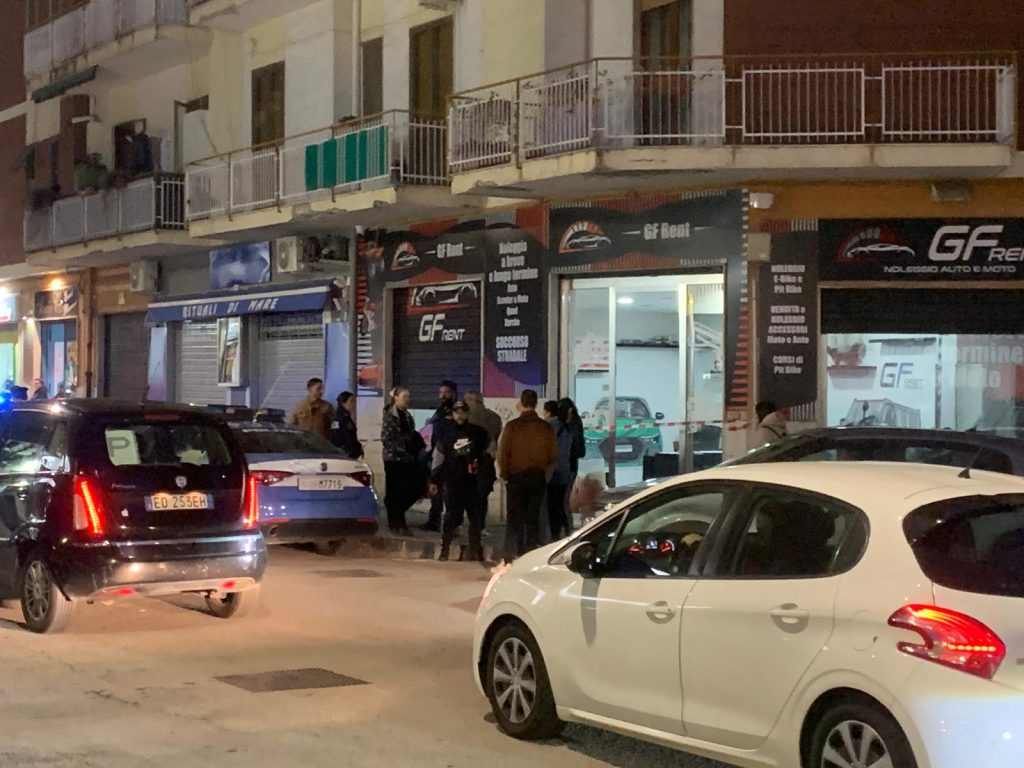 Salerno, pistolettata contro l’autonoleggio: due nel mirino