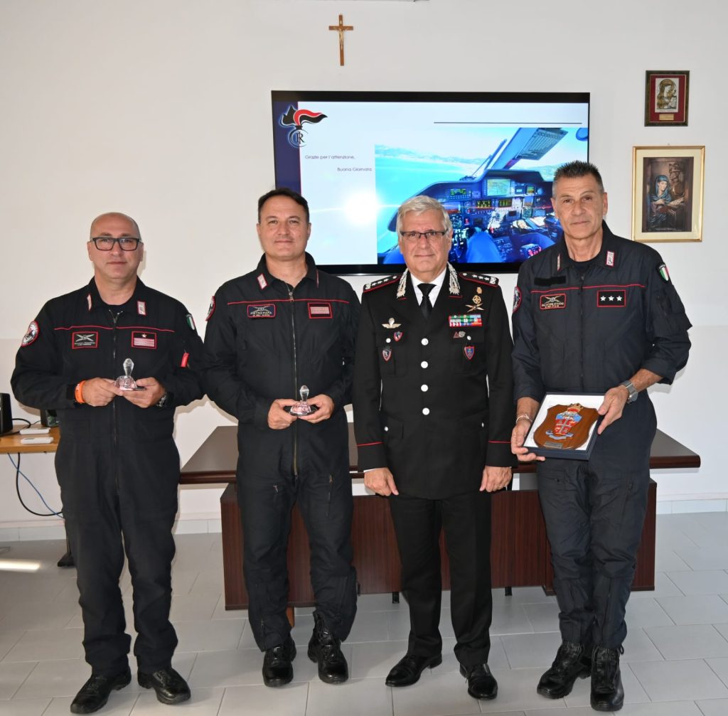 Il Generale Masciulli visita il 7° Nucleo Elicotteri Carabinieri di Pontecagnano