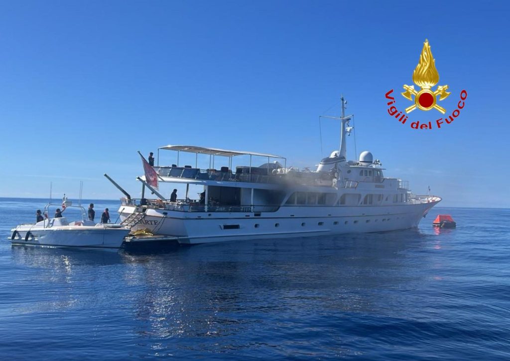 Paura al largo di Agropoli: yacht di 50 metri in fiamme