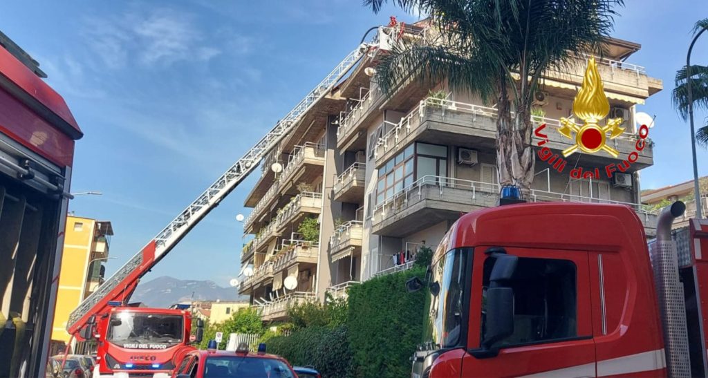 Incendio a Nocera Inferiore, fiamme nel sottotetto dopo lavori allo stabile